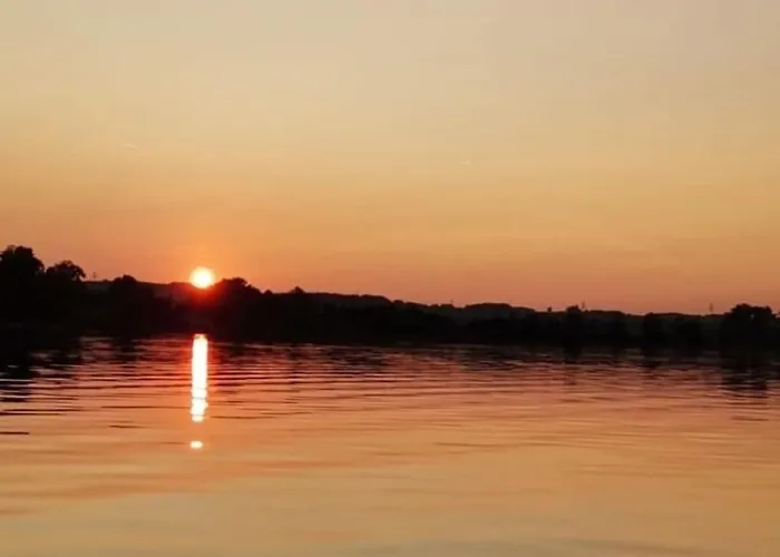 아파트 Between Lakes