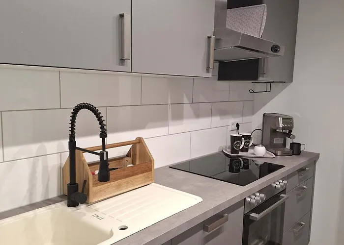 아파트 Between Lakes *